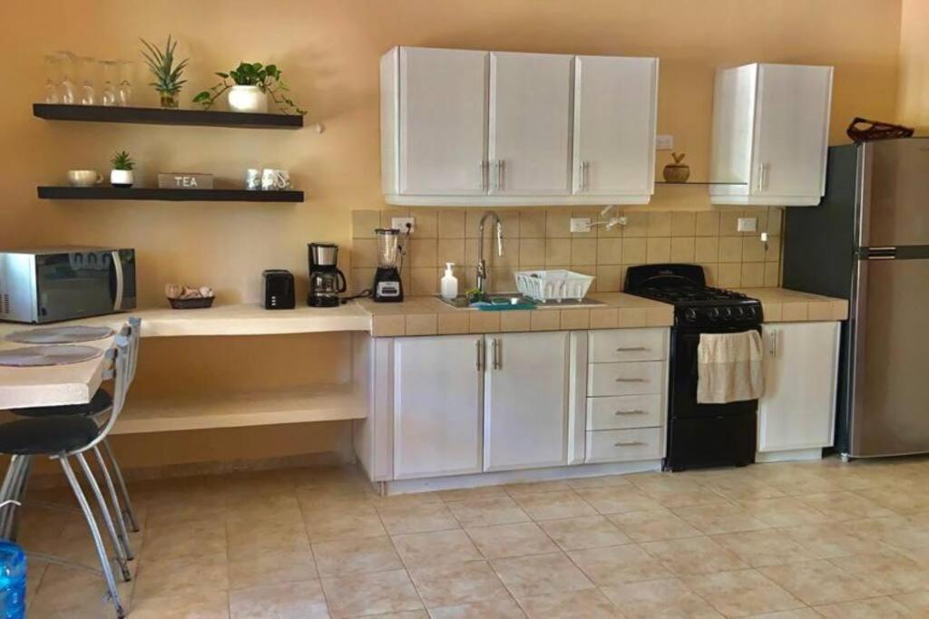 סלסטון Beachfront Apartment With Swimming Pool. One Bedroom מראה חיצוני תמונה